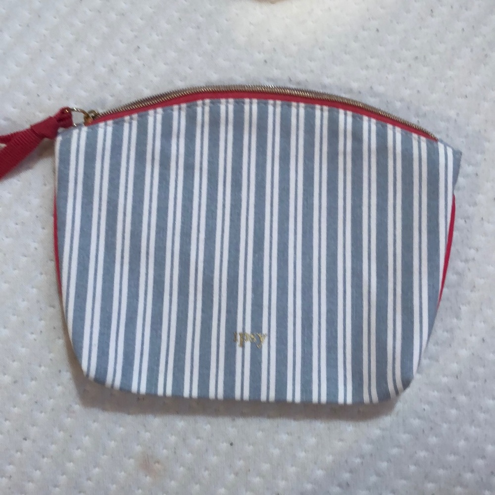 Simple makeup pouch